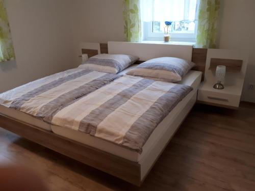 萨克森自由州诺伊斯塔滕Ferienwohnung Karlguth的一间卧室配有一张大床和两个枕头