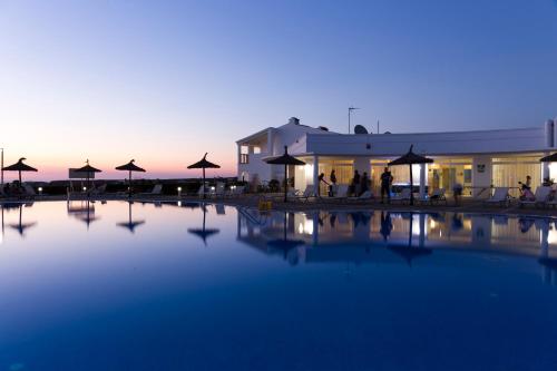 RVHotels Sea Club Menorca内部或周边的泳池