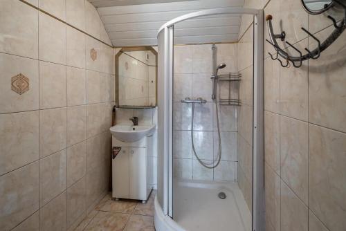 里加Room in a Private House 10 min from Airport Riga的带淋浴、卫生间和盥洗盆的浴室