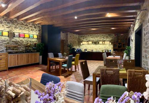 圣费柳-德帕利亚罗尔斯埃尔文托斯酒店及餐厅的一间带桌椅和柜台的餐厅