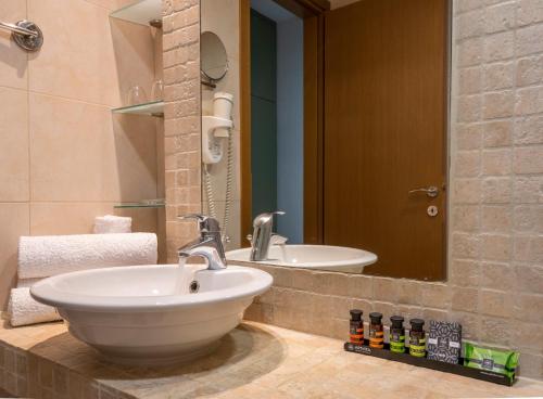特尔斐卡斯塔利亚精品酒店的一间带水槽和镜子的浴室
