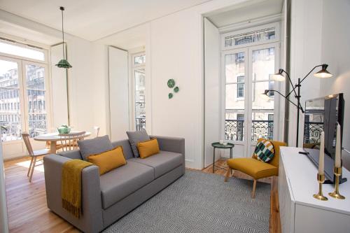 里斯本Montebelo Lisbon Downtown Apartments的带沙发和电视的客厅