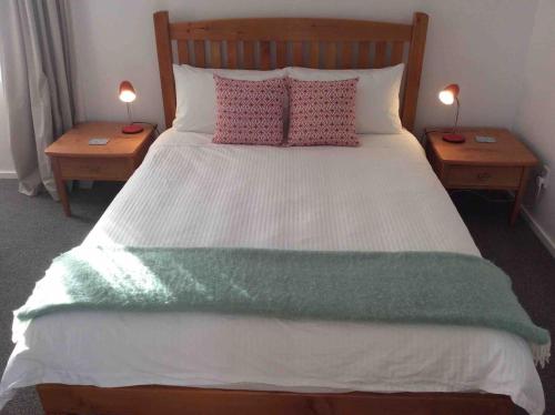 奥阿库尼The Gables B&B的一间卧室配有一张带2个床头柜的大床