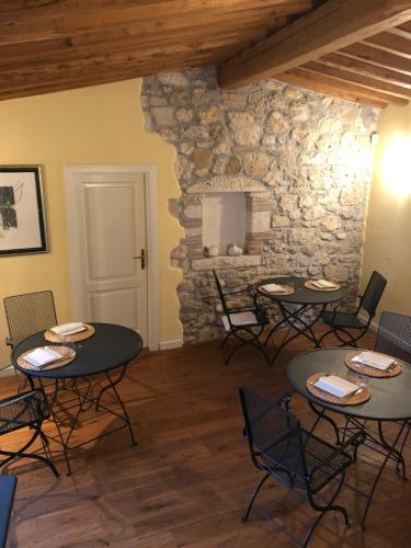 萨杜勒尼亚Saturnia Country Villas的配有桌椅和石墙的房间