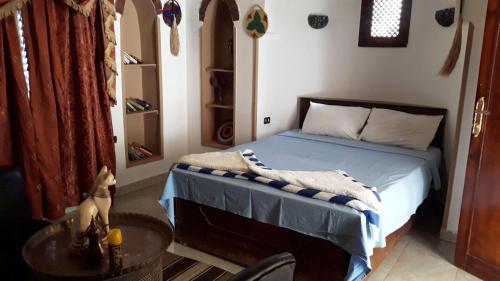 卢克索Leyla Eco Resort Queen Suites的一间卧室配有一张床和一张桌子