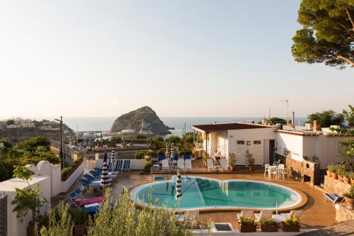 伊斯基亚Albergo Villa Mario的享有游泳池的景色,位于一个海景度假胜地