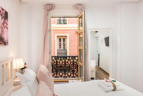 马德里Apartment Sol Gran Vía的一间卧室配有一张床和一面大镜子