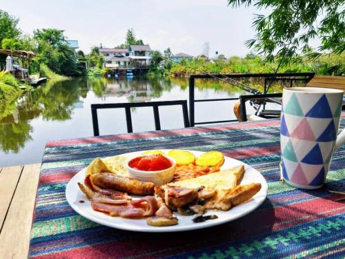 山甘烹LLamados Fishing Lake的河边餐桌上的一盘早餐食品