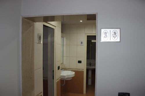 地拉那Luander Hotel的一间带水槽和卫生间的浴室