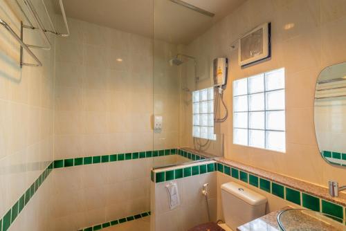 拜县梅迪奥德湃酒店的一间带卫生间和水槽的浴室