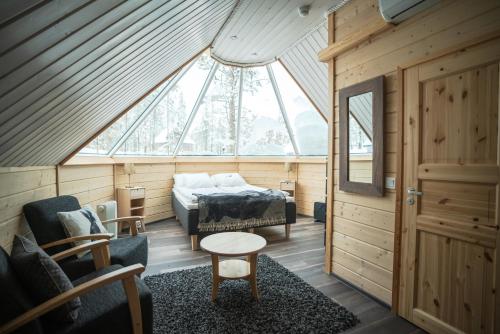 萨利色尔卡Northern Lights Village Saariselkä的小房间设有床和窗户