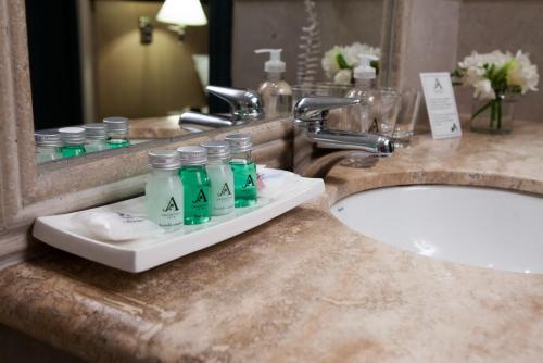 门多萨阿根廷酒店 的浴室水槽和柜台上的牙膏瓶子
