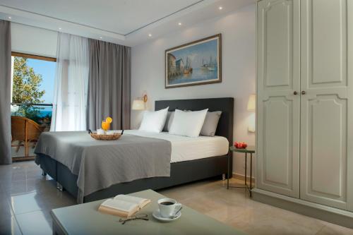 波塞蒂波塞蒂套房度假酒店的酒店客房配有一张床铺和一张桌子。