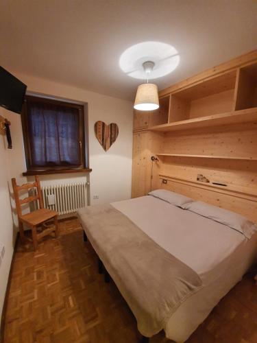 瓦尔富尔瓦Casa Andreola的一间卧室设有一张大床和一个窗户。