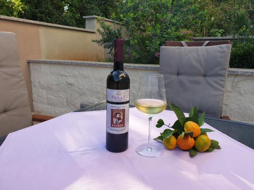 科尔丘拉MARILU的一瓶葡萄酒和一张桌子上的一杯
