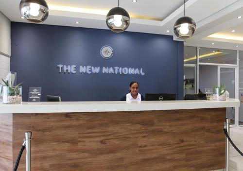 帕罗New National Hotel and Conference的办公室接待台的女职员