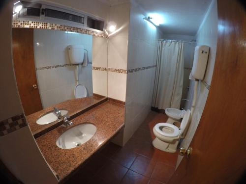 萨尔托提尔酒店的一间带卫生间和水槽的小浴室