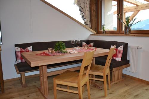 Brandhof的餐桌、椅子、桌子和窗户