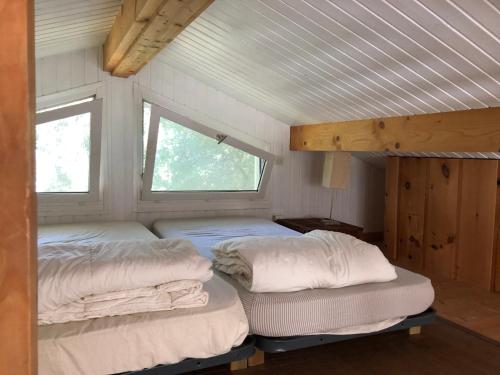 加桑Saint tropez -parc oasis的带2扇窗户的小客房内的2张床