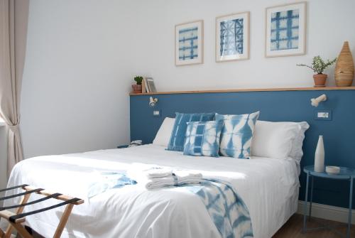 蒙泰罗通多L'Alighieri的蓝色和白色的卧室设有一张大床
