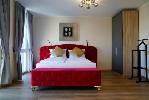 比勒费尔德Boardinghouse City Home的红色的床,红色床头板在房间内