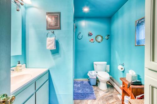 洛克威海滩Getaway Bar on Easy Street的蓝色的浴室设有卫生间和水槽