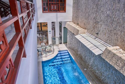 卡利Casa Esmeralda Hotel Boutique的一座建筑物中央的游泳池