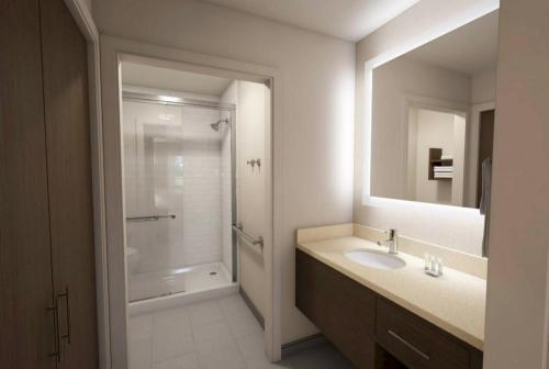 拉法叶Staybridge Suites - Lafayette, an IHG Hotel的一间带水槽、淋浴和镜子的浴室