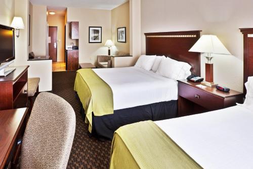 迈阿密迈阿密智选假日套房酒店的酒店客房配有两张床和一张书桌