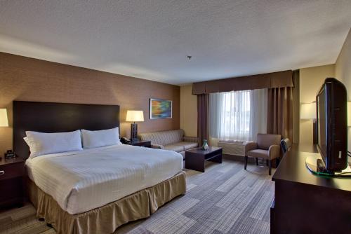 Holiday Inn Express & Suites Costa Mesa, an IHG Hotel客房内的一张或多张床位
