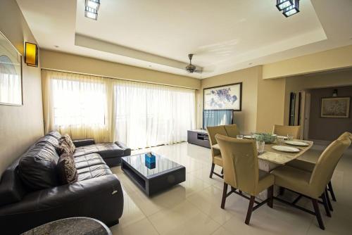 Susies VIP Seaview Resort Suites at Sri Sayang Batu Ferringhi的休息区