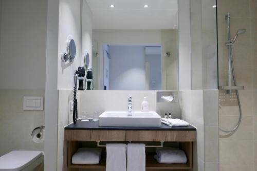 海德堡Rafaela Hotel Heidelberg的一间带水槽和淋浴的浴室
