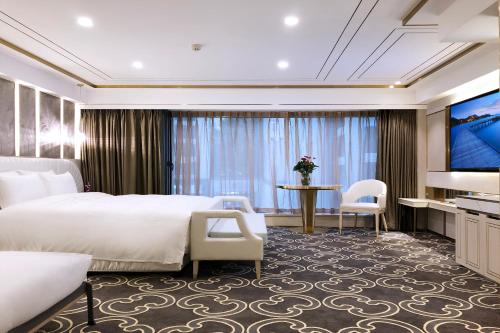 南京南京中心大酒店的酒店客房设有一张大床和一台电视。