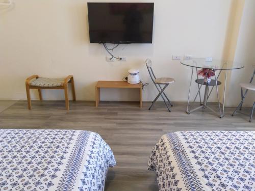 新城太鲁阁新城老街民宿的客房设有两张床和一台平面电视。