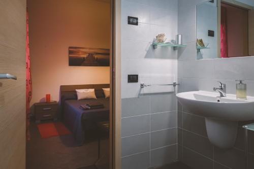 克雷亚佐格里奥尔米住宿加早餐旅馆的一间带水槽和床的浴室