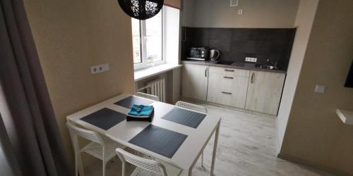 陶格夫匹尔斯Central Moon的小厨房配有白色的桌子和椅子