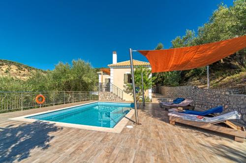 吉亚洛瓦Kosyforema Villas的一座带游泳池和橘子伞的房子