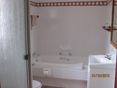 Outeniqua Strand梅尔库特洛夫旅馆的带浴缸、卫生间和盥洗盆的浴室