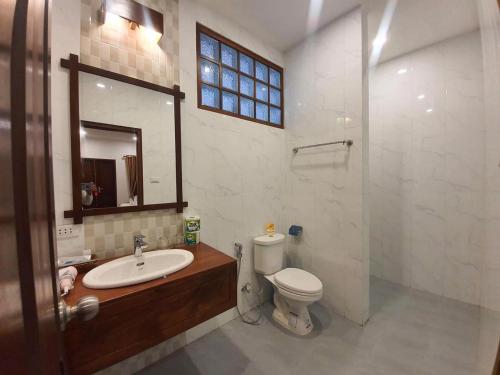 琅勃拉邦Villa Chitchareune 2的一间带水槽、卫生间和镜子的浴室