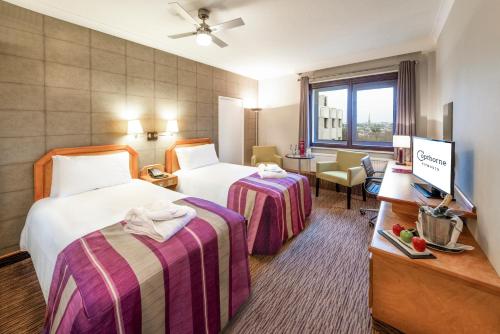 普里茅斯国敦普利茅斯酒店的酒店客房设有两张床和电视。