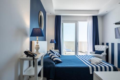 卡利亚里诺迪鲁斯酒店的蓝色卧室,配有床和椅子