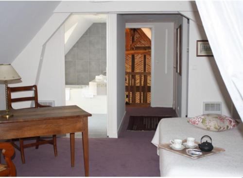ContresLa rabouillere的客房设有书桌、床和桌子。