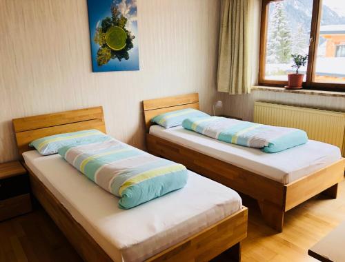 EhenbichlWei Wei's Hostel的双床间设有2张单人床。