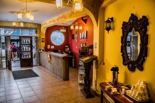 库斯科瓦拉里酒店的餐厅拥有黄色的墙壁和一面镜子