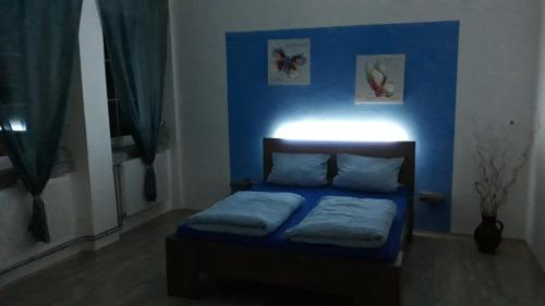 拉贝河畔乌斯季Olsinky的一间卧室配有一张蓝色墙壁的床