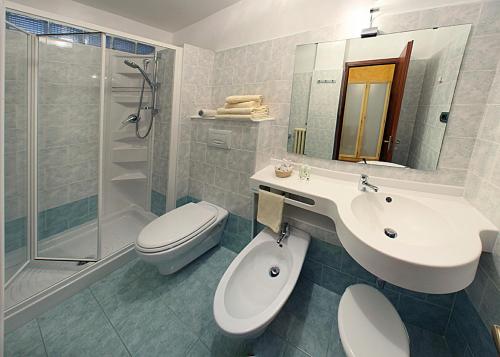 Hotel Ristorante Ligure的一间浴室
