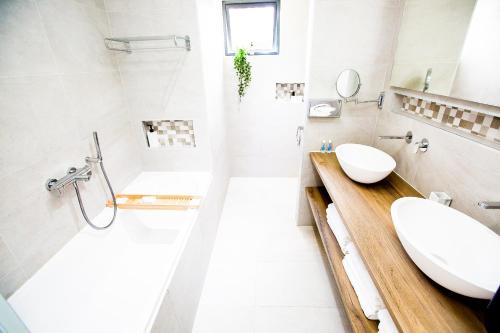 帕拉马里博Bronbella Villa Residence的一间带水槽、浴缸和卫生间的浴室