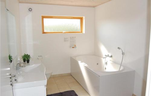 斯图伯克宾Nice Home In Stubbekbing With 3 Bedrooms的白色的浴室设有浴缸和水槽。