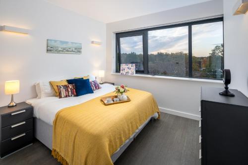 St Albans City Apartments - Near Luton Airport and Harry Potter World客房内的一张或多张床位