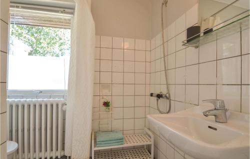 NymindegabBeautiful Home In Nrre Nebel With Wifi的白色的浴室设有水槽和窗户。
